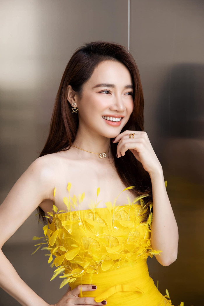 Mới đây, Nhã Phương gây chú ý khi thả dáng trong chiếc váy rực rỡ sắc vàng. 