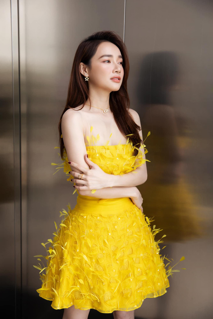 Trang phục làm nổi bật làn da trắng, suối tóc dày, óng ả của người đẹp. 