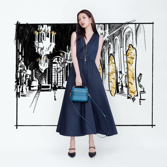 Suzy tham dự show thời trang Dior khi nhãn hàng trình làng BST Thu/Đông 2021 hôm 8/3 vừa qua. với váy màu navy mix cùng túi hộp màu xanh ngọc
