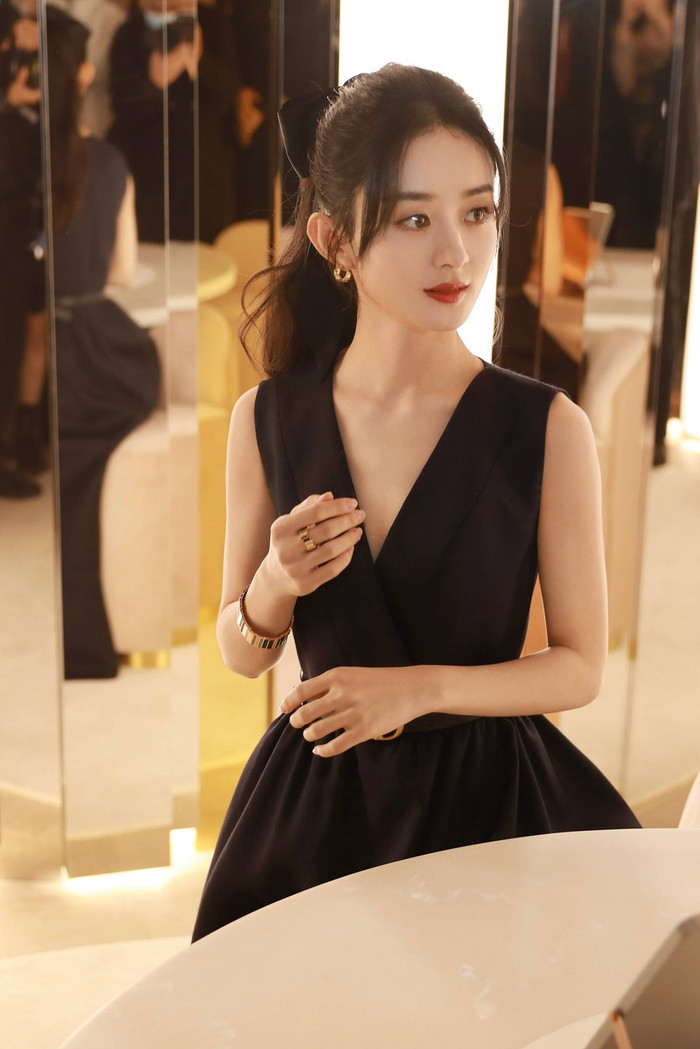 Nữ diễn viên Hoa Ngữ được dân tình khen ngợi kịch liệt khi đụng hàng với nàng Đại sứ Dior xứ Hàn