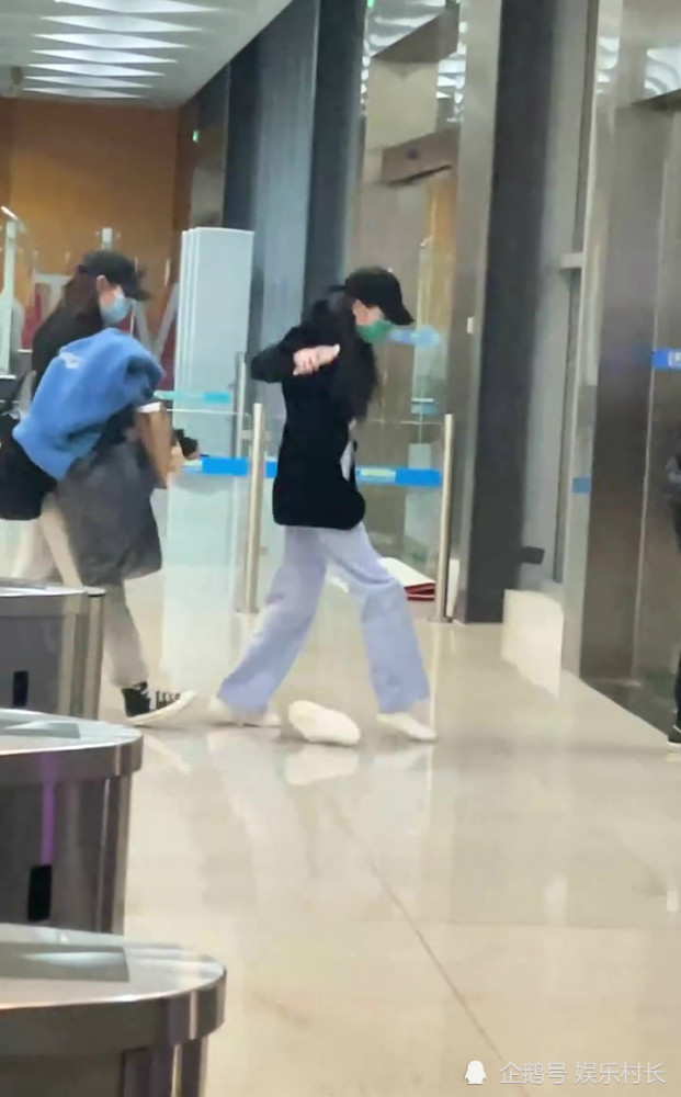 Địch Lệ Nhiệt Ba hóa 'ngáo ngơ' khi mất đi hình bóng của 'đầu gấu' Lý Hiện Ảnh 8