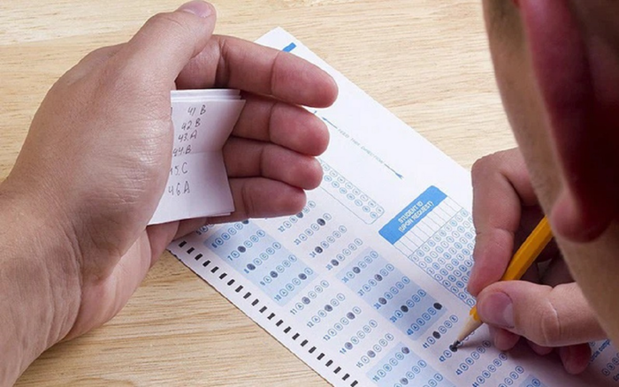 Nhờ người khác làm bài hộ hoặc thi thay, có thể bị phạt lên đến 16 triệu đồng Ảnh 2