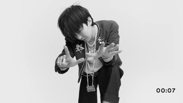 Cách G-Dragon lên đồ và đặc biệt 'chơi' phụ kiện luôn thu hút sự quan tâm của các tín đồ