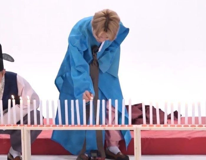 12 lần Jungkook (BTS) 'sao y bản chính' các đàn anh Ảnh 7