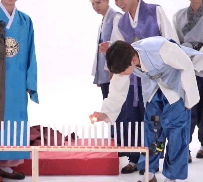 12 lần Jungkook (BTS) 'sao y bản chính' các đàn anh Ảnh 8