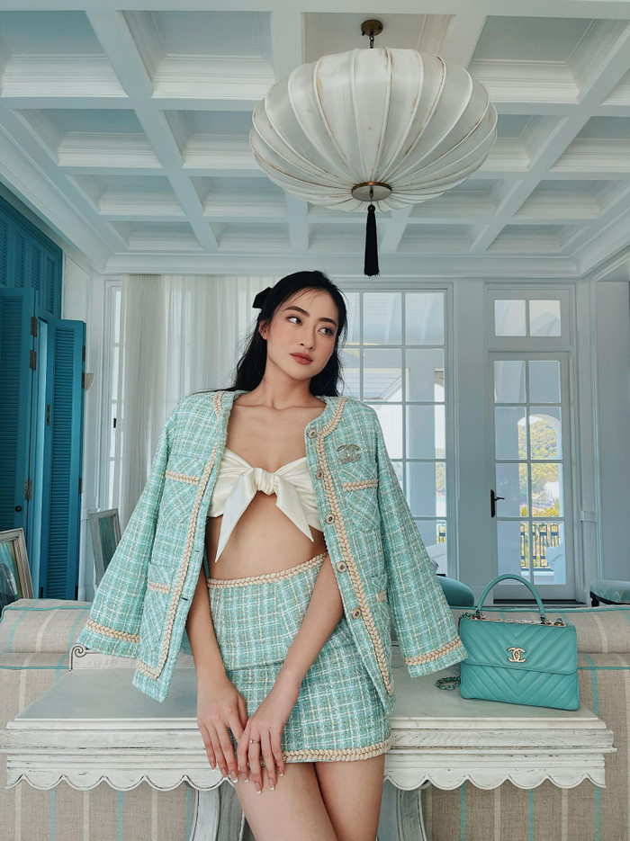 Phụ kiện túi xách Chanel có tông màu rất ăn ý với cả combo trang phục của Lương Thùy Linh&nbsp;