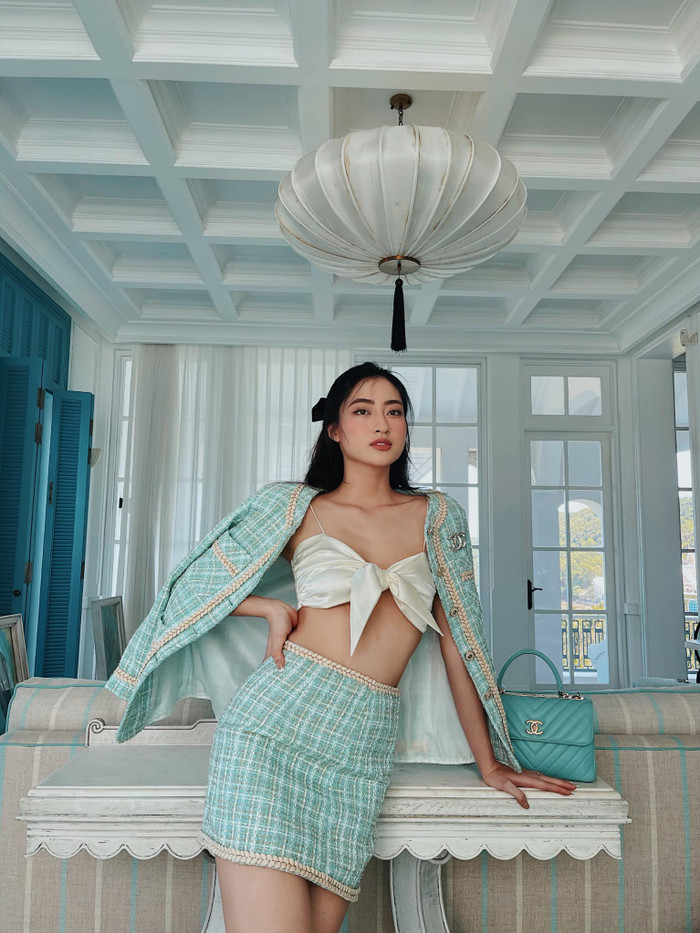 Diện mạo trẻ trung, nữ tính của nàng Hậu có đôi chân dài nhất tại Việt Nam. Về phần tóc tai thì kiểu tóc buộc nửa ngọt ngào thắt nơ sau tóc sẽ là sự lựa chọn hợp lý để có được diện mạo xinh tươi nhất