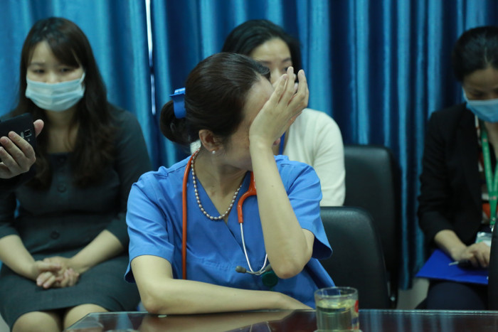 Các y, bác sĩ tại bệnh viện cũng có nhiều tình cảm với bé, bật khóc khi trao bé đến với gia đình mới.