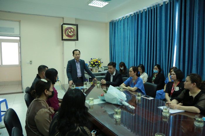 Buổi giao nhận trẻ sơ sinh bị bỏ rơi cho gia đình đủ điều kiện nhận nuôi bé tại Bệnh viện Đức Giang.