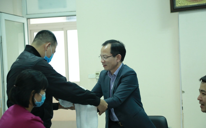 Bé trai sinh non bị bỏ rơi trong đêm 29 Tết ở Hà Nội đã được trao đến vòng tay cha mẹ mới Ảnh 2