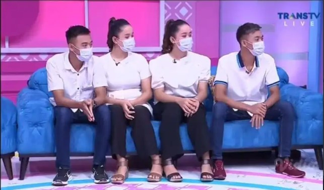 Hai cặp song sinh xuất hiện trên truyền hình.