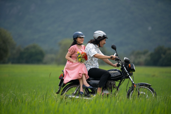 Vắng mặt thu Trang, Tiến Luật 'thay bồ như thay áo' lại còn có cả con rơi