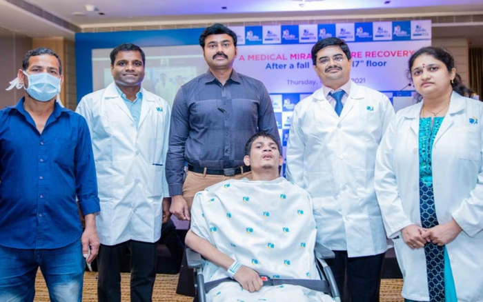 Thợ sửa điều hòa ngã từ tầng 17 sống sót thần kỳ Ảnh 2