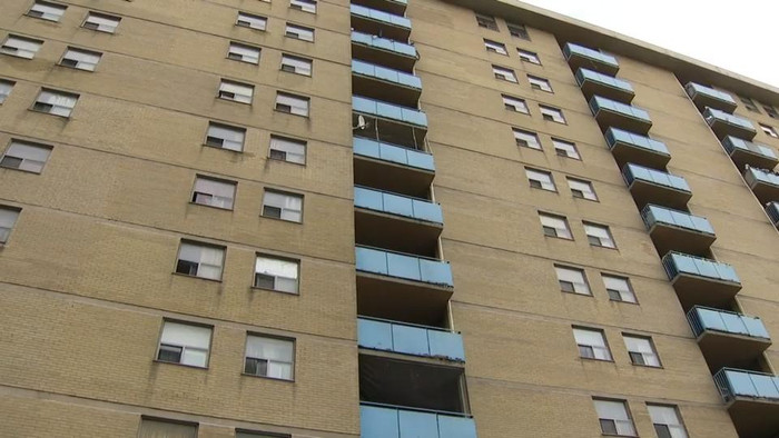 Người đàn ông may mắn sống sót sau khi ngã từ tầng 17 trong lúc làm tại một công trình xây dựng. Ảnh minh họa