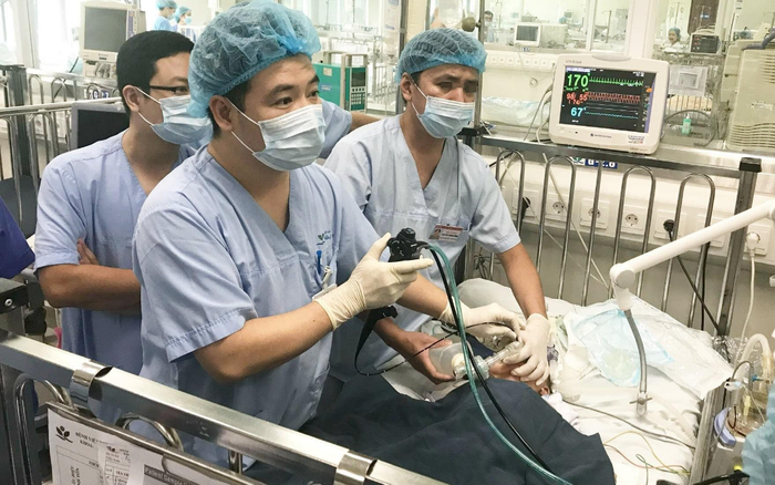 Sặc hạt điều, bé trai 2 tuổi nguy kịch tính mạng Ảnh 2