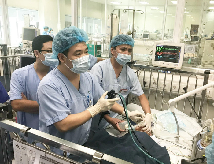 Bé trai 2 tuổi được gia đình đưa vào Bệnh viện đa khoa huyện Đan Phượng rồi chuyển đến Bệnh viện Nhi Trung ương trong tình trạng suy hô hấp phải thở máy.