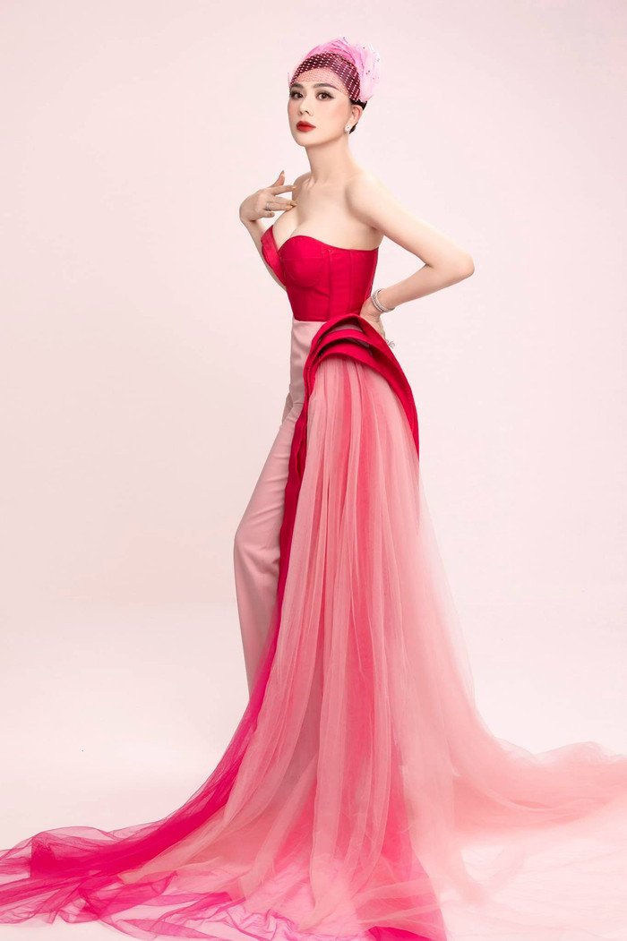 Một thiết kế bất đối xứng cùng tông màu đỏ rực rỡ, nổi bật. 