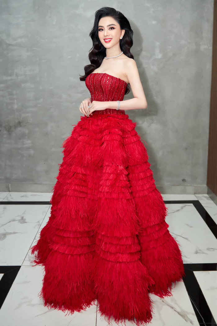 Sắc đỏ rạng rỡ tôn lên làn da trắng sứ... 