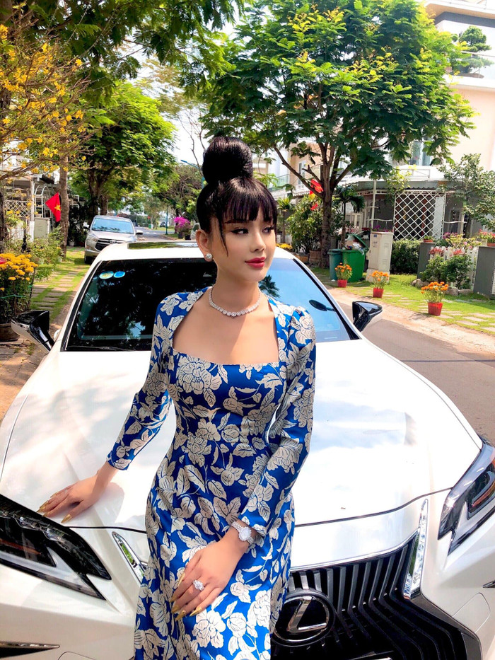 Những kiểu đầm hoa trẻ trung, duyên dáng cũng rất được lòng người đẹp. 