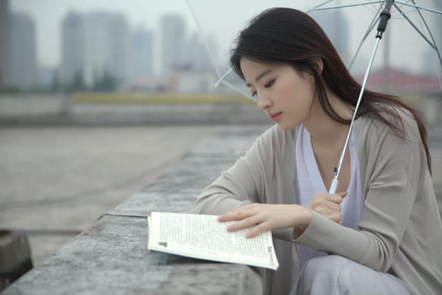 Lưu Diệc Phi giàu có nhưng mặc hoài chiếc áo 'cổ lỗ sĩ' suốt gần 20 năm trời! Ảnh 6