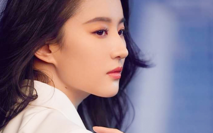 Lưu Diệc Phi giàu có nhưng mặc hoài chiếc áo 'cổ lỗ sĩ' suốt gần 20 năm trời! Ảnh 2