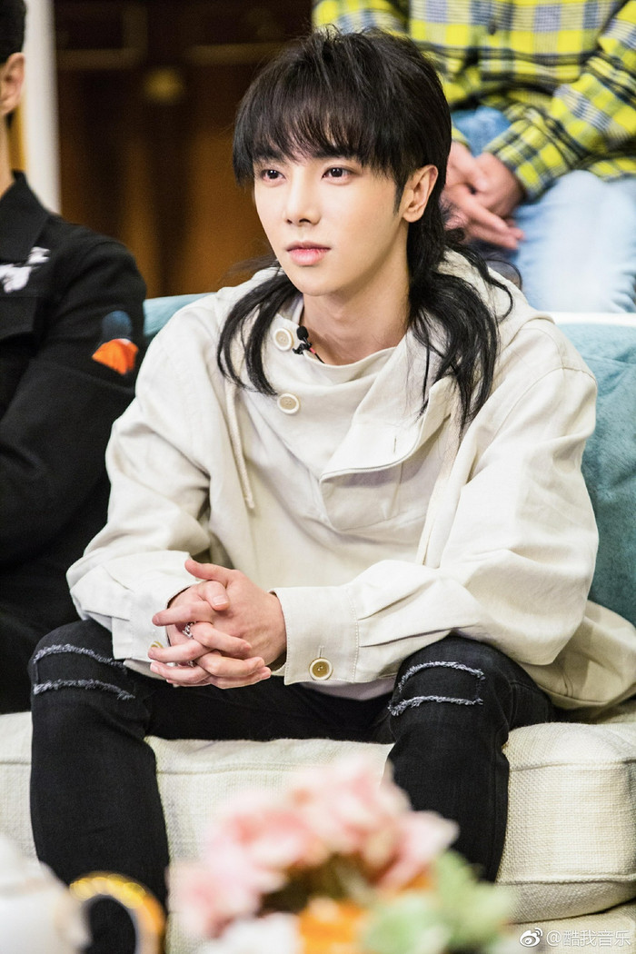 Hoa Thần Vũ vẫn giữ nguyên thần thái khi để tóc dài.