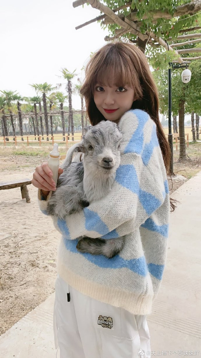 Uống sữa đậu nành bằng ống xả nước máy giặt ở nhà hàng, hotgirl hứng trọn 'cơn mưa' gạch đá từ dân mạng Ảnh 3