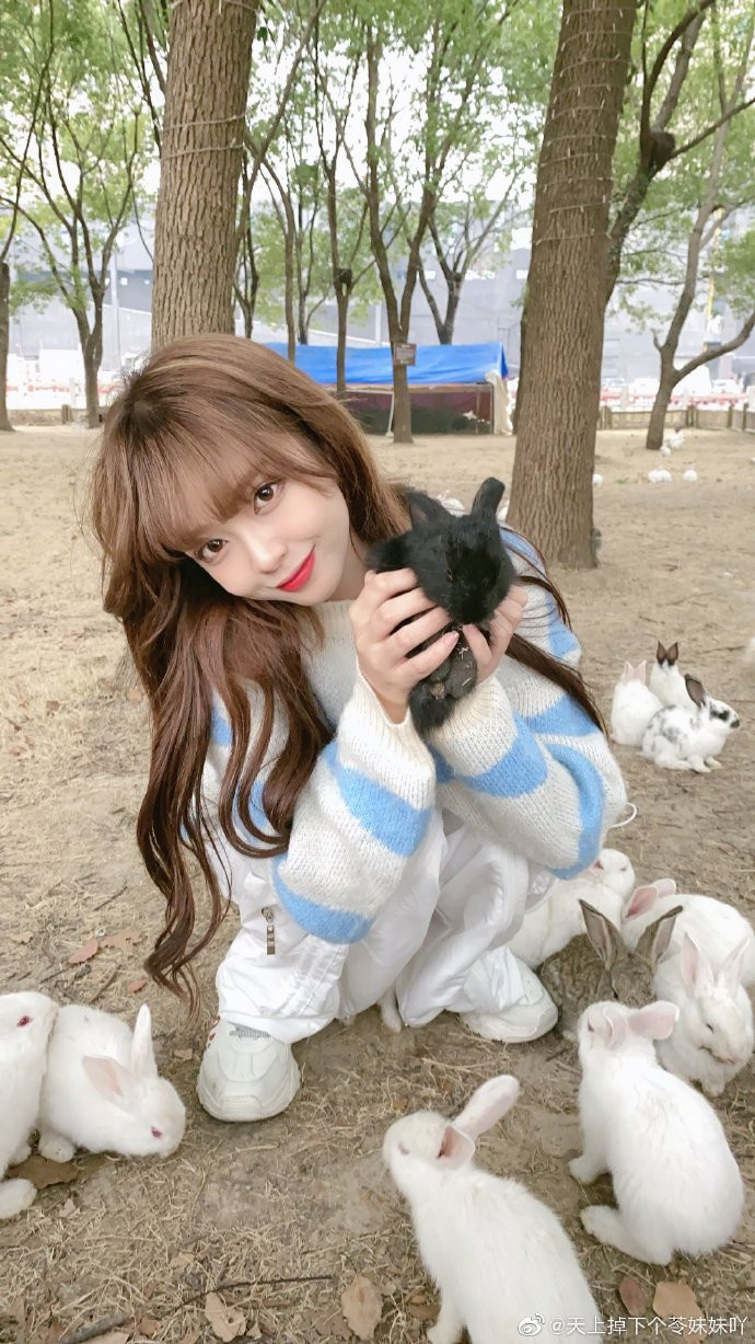 Uống sữa đậu nành bằng ống xả nước máy giặt ở nhà hàng, hotgirl hứng trọn 'cơn mưa' gạch đá từ dân mạng Ảnh 6