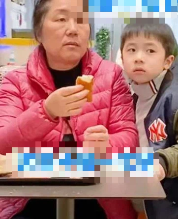 Uống sữa đậu nành bằng ống xả nước máy giặt ở nhà hàng, hotgirl hứng trọn 'cơn mưa' gạch đá từ dân mạng Ảnh 5