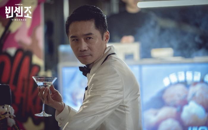 Cây hài bị dắt mũi nhất trong 'Vincenzo': Nhà tôi 3 đời làm tình báo, đến đời tôi thì lại say nắng mafia Ảnh 2