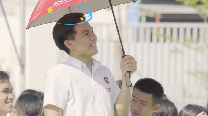 Nam sinh bị cô bạn của mình 'đòi nợ' ngay trên bục dũng khí