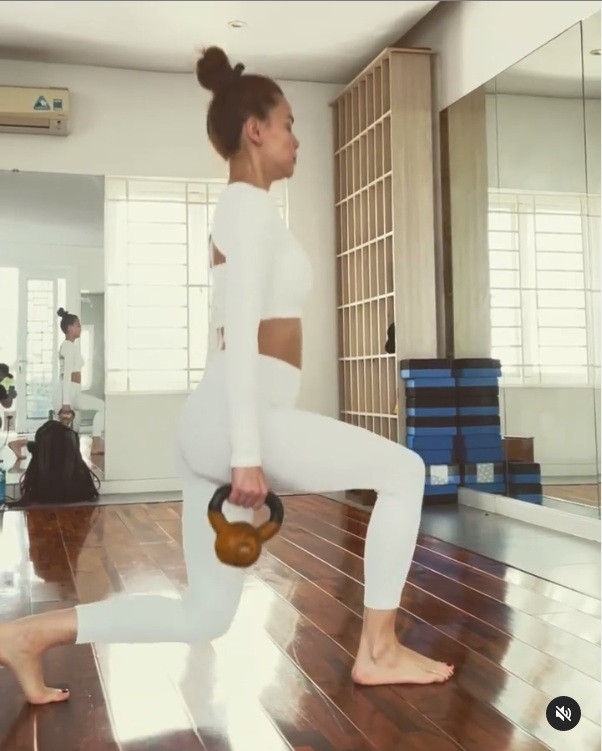 Để có được body hoàn hảo thì bên cạnh chế độ ăn uống nữ ca sĩ cũng đã không ngừng tập luyện