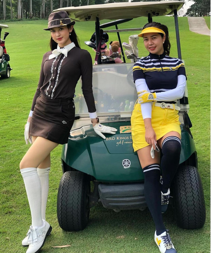 Đôi chân dài nuột nà của Huyền My trong set váy áo đen xuyệt tông nhìn cô như cô gái Anh Quốc 