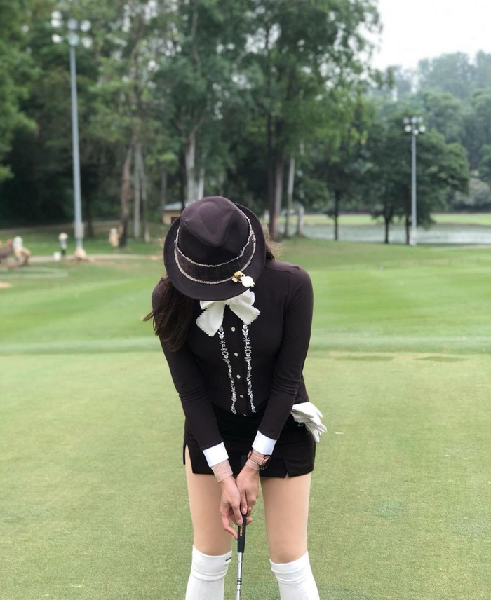 Kiểu mũ vành thiết kế vintage khá đáng yêu này giúp che chắn ánh nắng cho nàng Hậu xinh đẹp