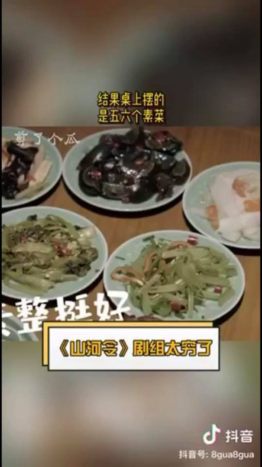 Bàn tiệc gồm toàn rau củ xào.