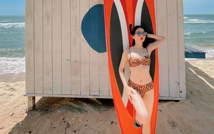 Lệ Quyên thả dáng bốc lửa cùng bikini hổ báo, hông quả táo, eo con ong khoe hết ra Ảnh 2