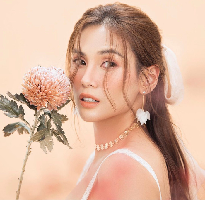 Sự thuỳ mị, ngọt ngào trong bộ ảnh chụp với hoa khiến bao con tim người hâm mộ 'tan chảy'