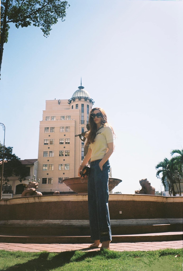 Chỉ cần bộ outfit đơn giản thế này thôi cũng đủ để nữ ca sĩ tung tăng cả ngày dài rồi