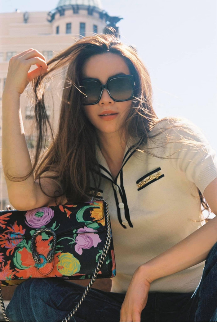 Bà mẹ xinh đẹp chọn mình một áo phông trắng màu be nền nã