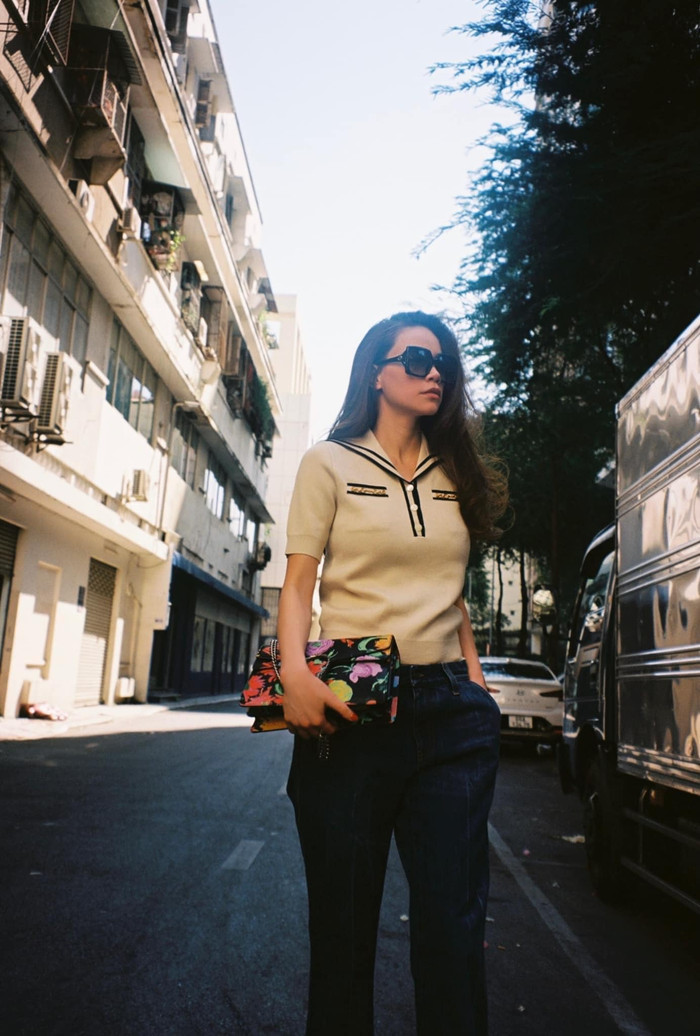 Túi xách với họa tiết hoa sặc sỡ làm nổi bật lên set đồ mà người đẹp khoác trên người 