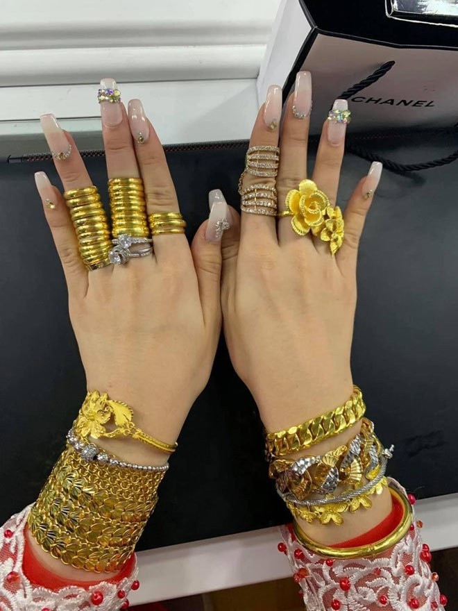 Cô dâu Cà Mau đeo vàng 'trĩu cổ' nhưng gia thế 'xuất sắc' mới là điều gây chú ý Ảnh 4