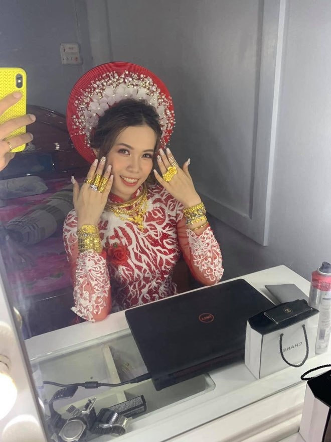 Cô dâu Cà Mau đeo vàng 'trĩu cổ' nhưng gia thế 'xuất sắc' mới là điều gây chú ý Ảnh 3