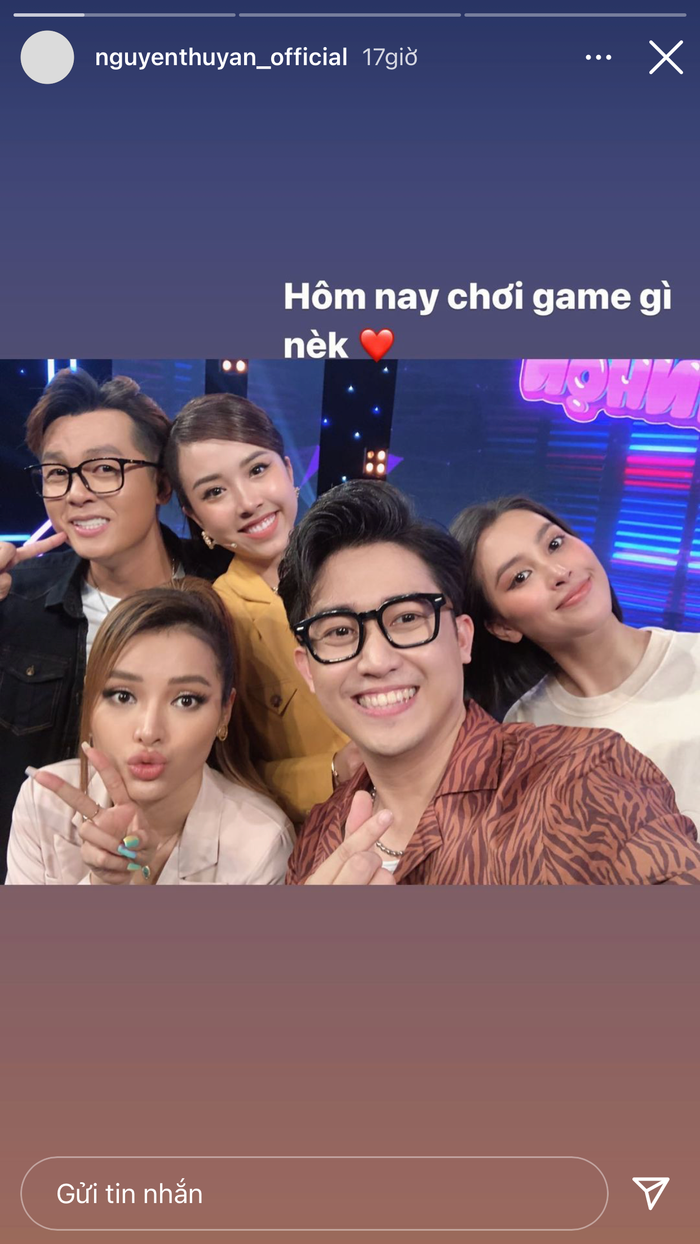 Thuý An còn chia sẻ ảnh cùng các bạn khi tham gia gameshow