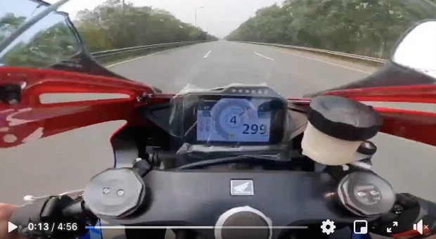 Nam tài xế điều khiển xe máy di chuyển với tốc độ 299km/h, trên Đại lộ Thăng Long.