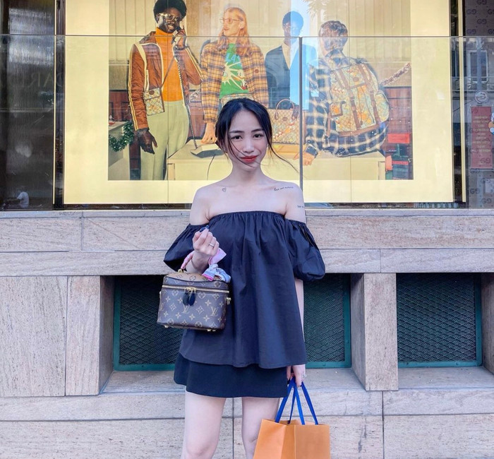 Cô nàng thường xuyên check-in ở những cửa hàng đồ hiệu