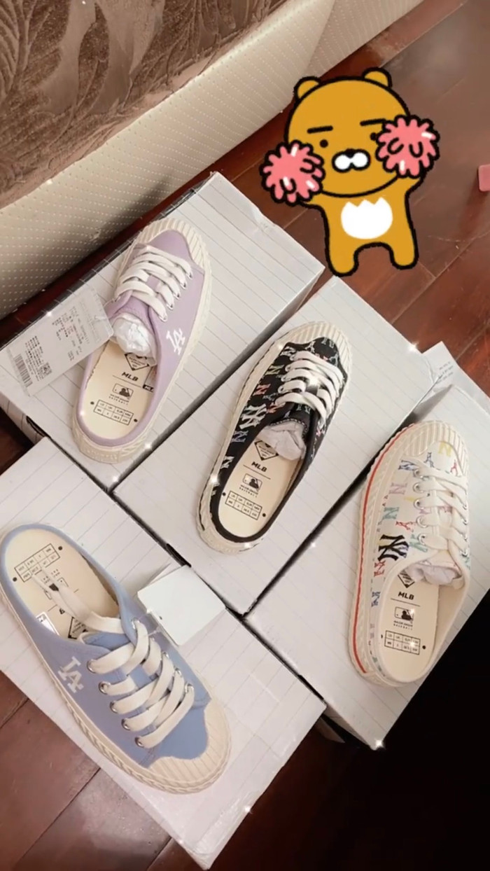 Và đây là cả 4 đôi giày, tuy khác màu nhưng lại cùng mẫu