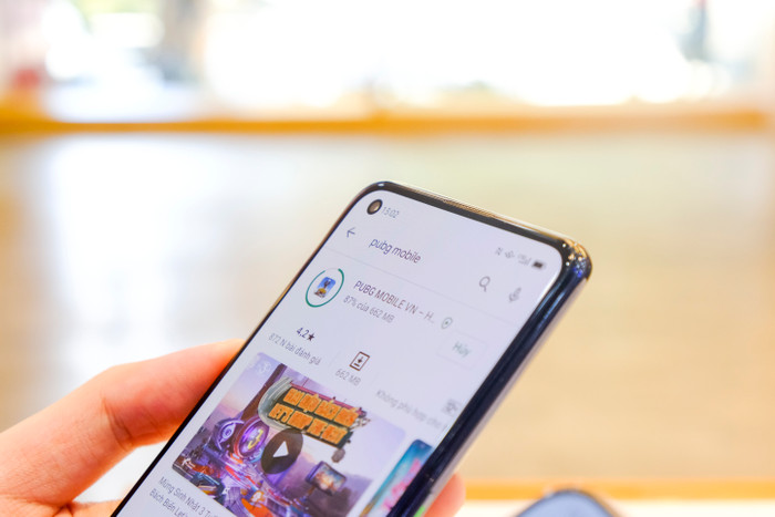 Trong cùng điều kiện, OPPO Reno5 5G mất ít thời gian hơn để tải và cài đặt ứng dụng này lên điện thoại.