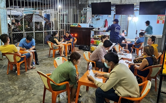 Bắt quả tang 8 con bạc đang sát phạt trong quán cà phê, thu giữ 80 triệu đồng Ảnh 2