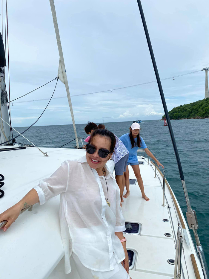 Đi đâu du lịch với gia đình, vợ Quý Bình cũng đều chọn cho mình các items đơn giản 'che chắn' kĩ càng