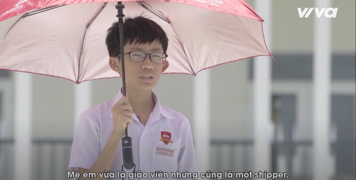 Để có thêm thu nhập chăm lo cho cuộc sống con trai thì ngoài giờ làm, mẹ của nam sinh còn nhận thêm công việc giao hàng